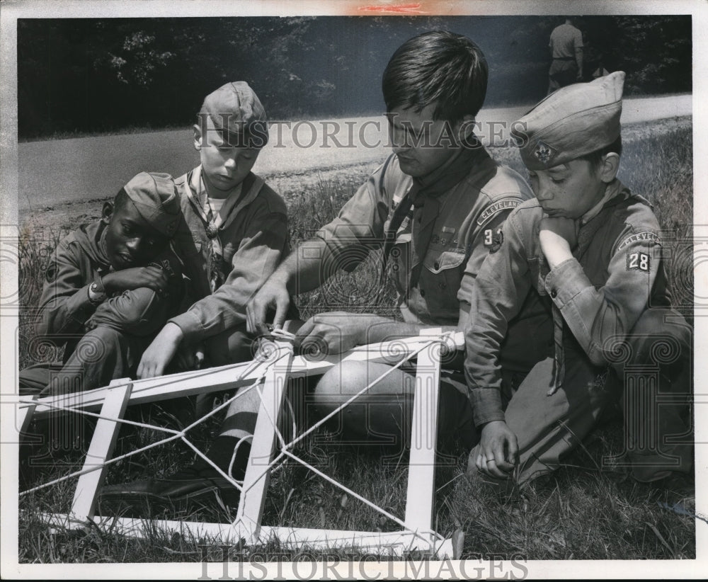 1965 Press Photo Kestutis Gaizutis demonstrates how to Tie Special Knots