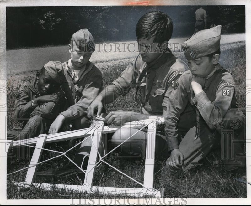 Load image into Gallery viewer, 1965 Press Photo Kestutis Gaizutis demonstrates how to Tie Special Knots
