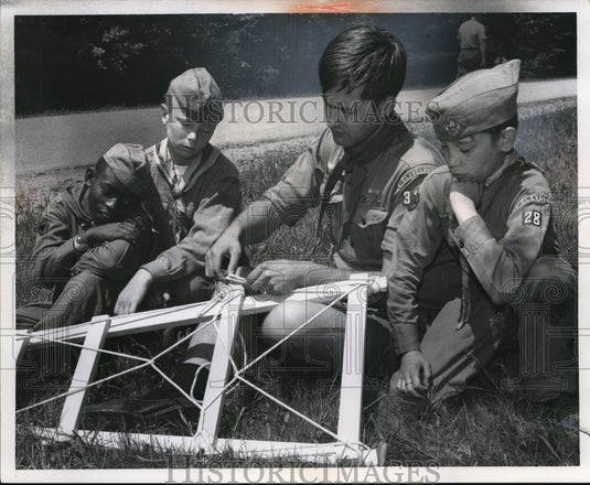 1965 Press Photo Kestutis Gaizutis demonstrates how to Tie Special Knots