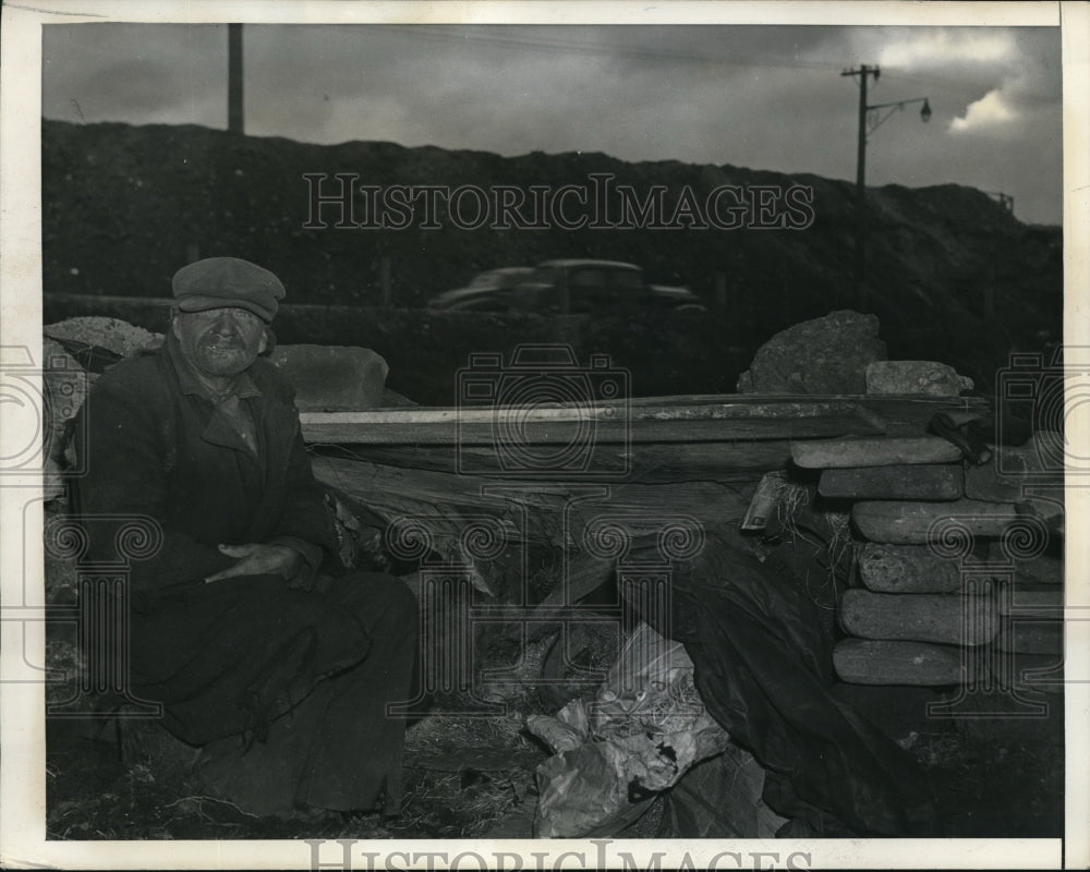 1941 Press Photo Andrew Kepicet, the Hermit, lives two years in cave