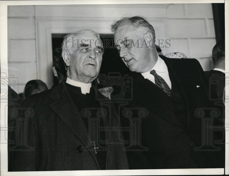Load image into Gallery viewer, 1939 Press Photo Mt Vernon Va President Roosevelt chats with James Shera
