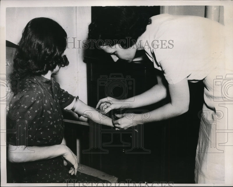 Load image into Gallery viewer, 1939 Press Photo Nurse removing blood from the arm of a volunteer
