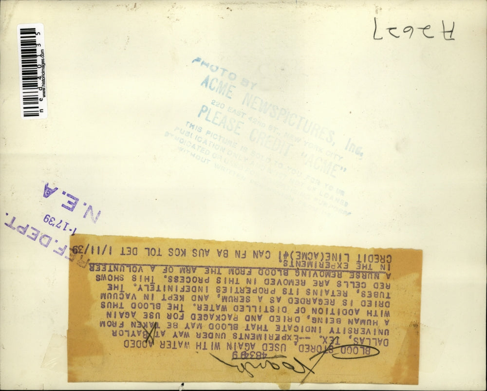 1939 Press Photo Nurse removing blood from the arm of a volunteer