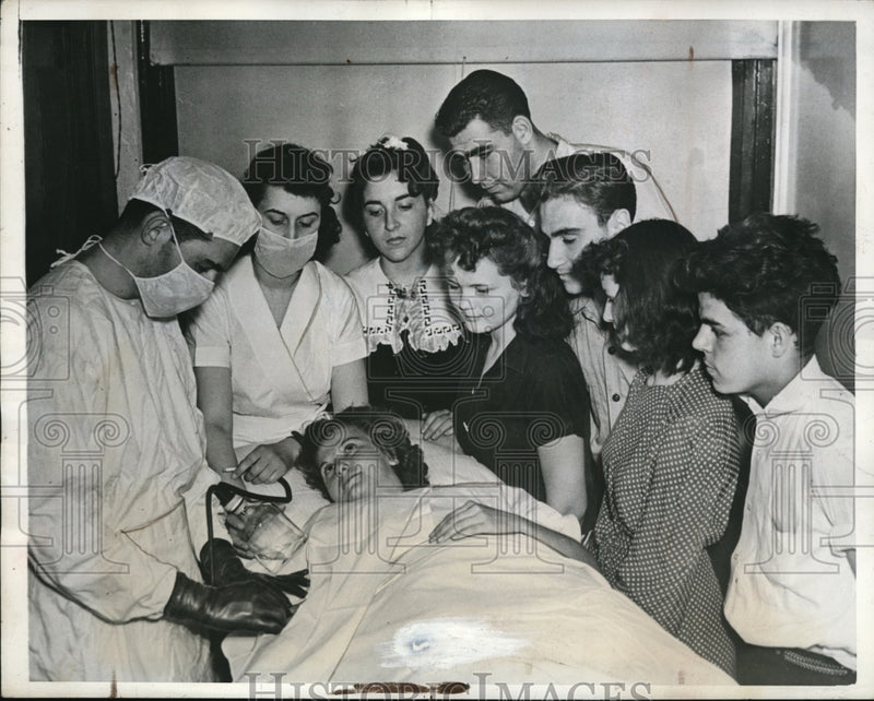 Load image into Gallery viewer, 1941 Press Photo Pupils give blood for Army and Navy
