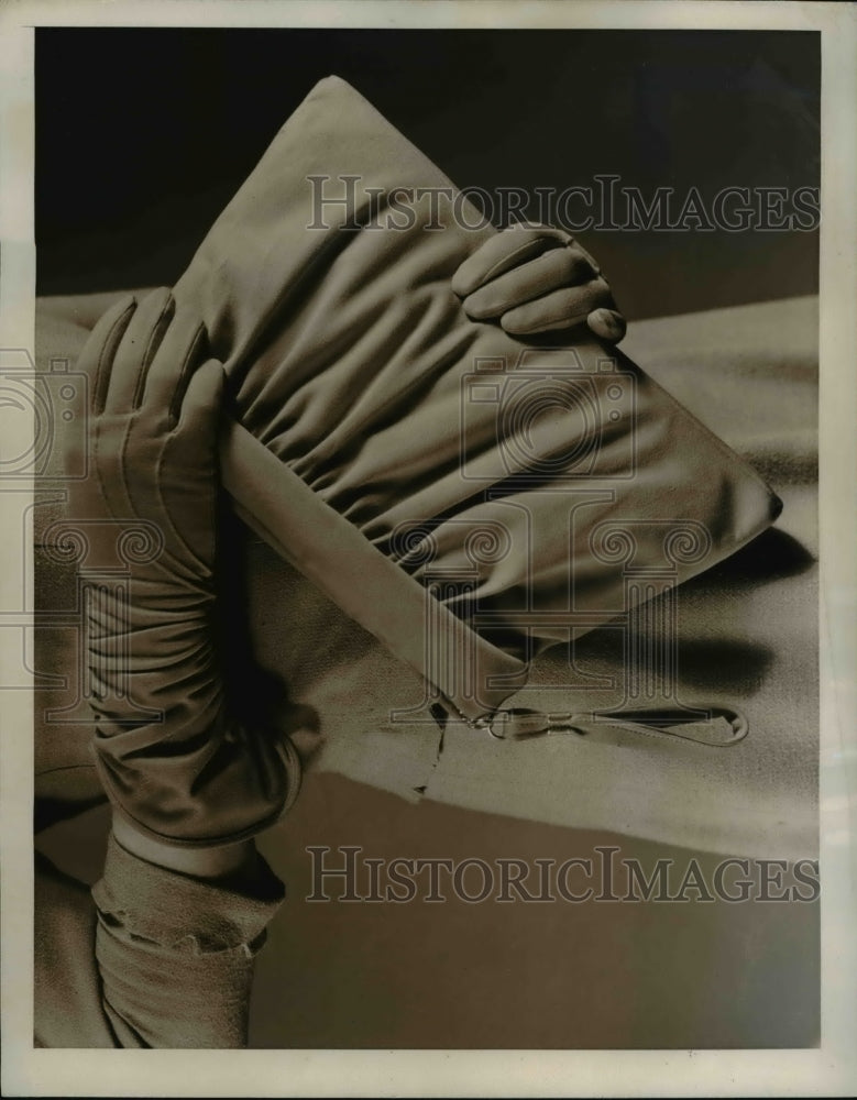 1941 Press Photo gloves and matching purse by designer Fownes