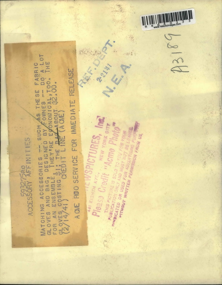 1941 Press Photo gloves and matching purse by designer Fownes