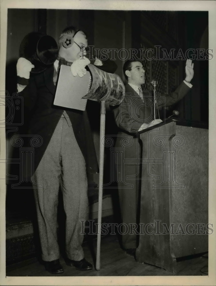 1944 Press Photo Perry Dunlop Smith, The Most Educated Snow Shoveler
