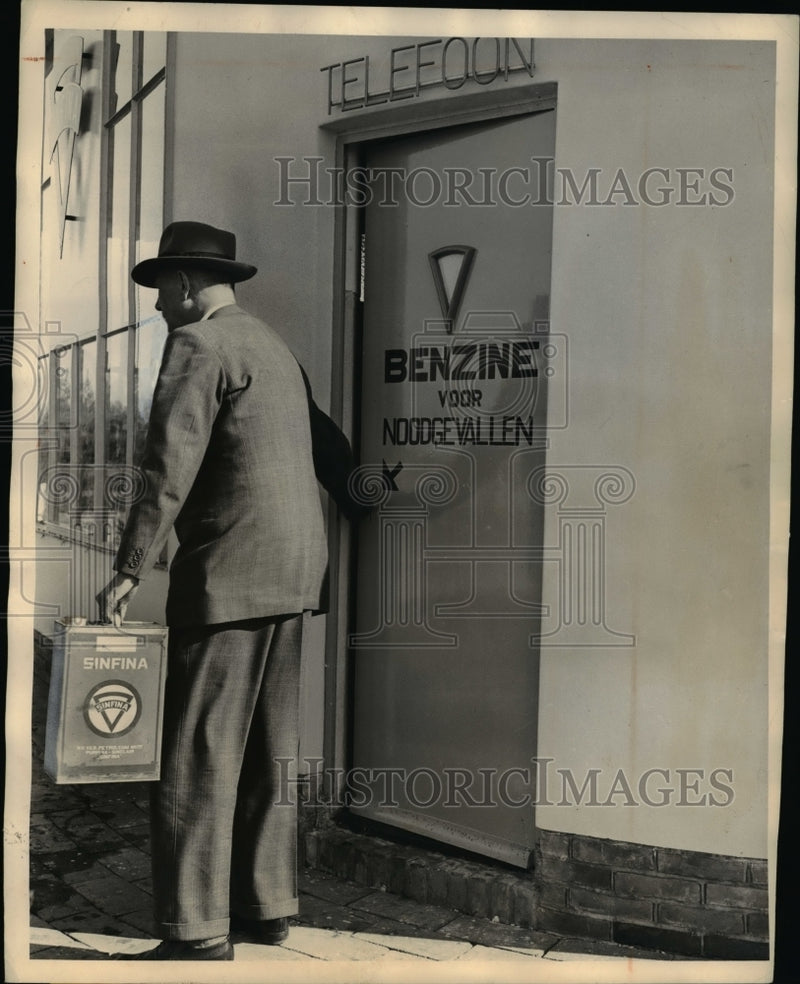 Load image into Gallery viewer, 1948 Press Photo Benzine Voor Noodgevallen self serve gas station in Holland
