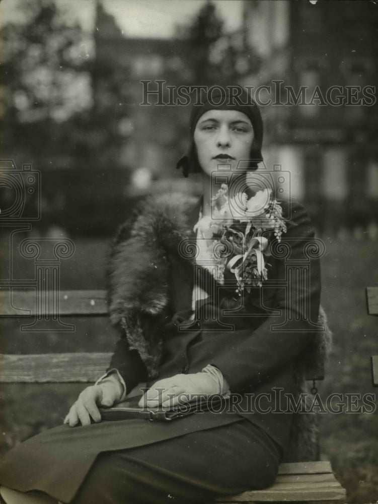 1932 Press Photo Miss Charlotte Dorrance sitting on a bench