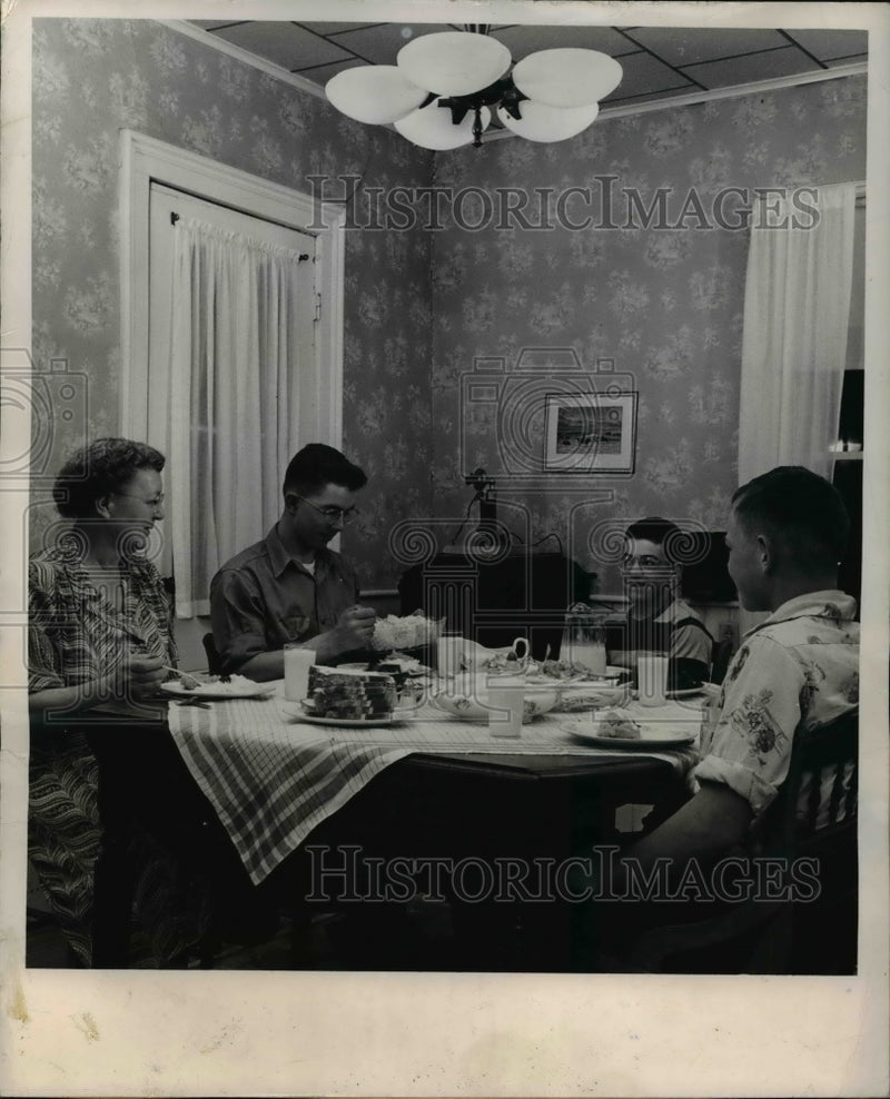 Load image into Gallery viewer, 1950 Press Photo Mrs Dewitt Van Noy watches her son eat with Harold and Marshall

