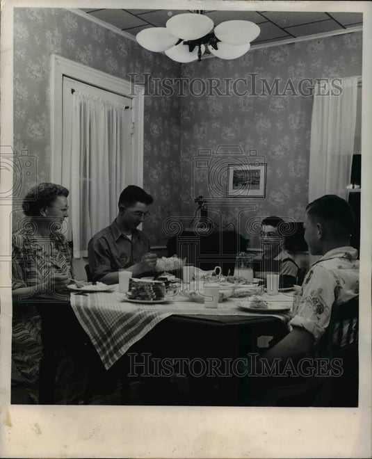 1950 Press Photo Mrs Dewitt Van Noy watches her son eat with Harold and Marshall