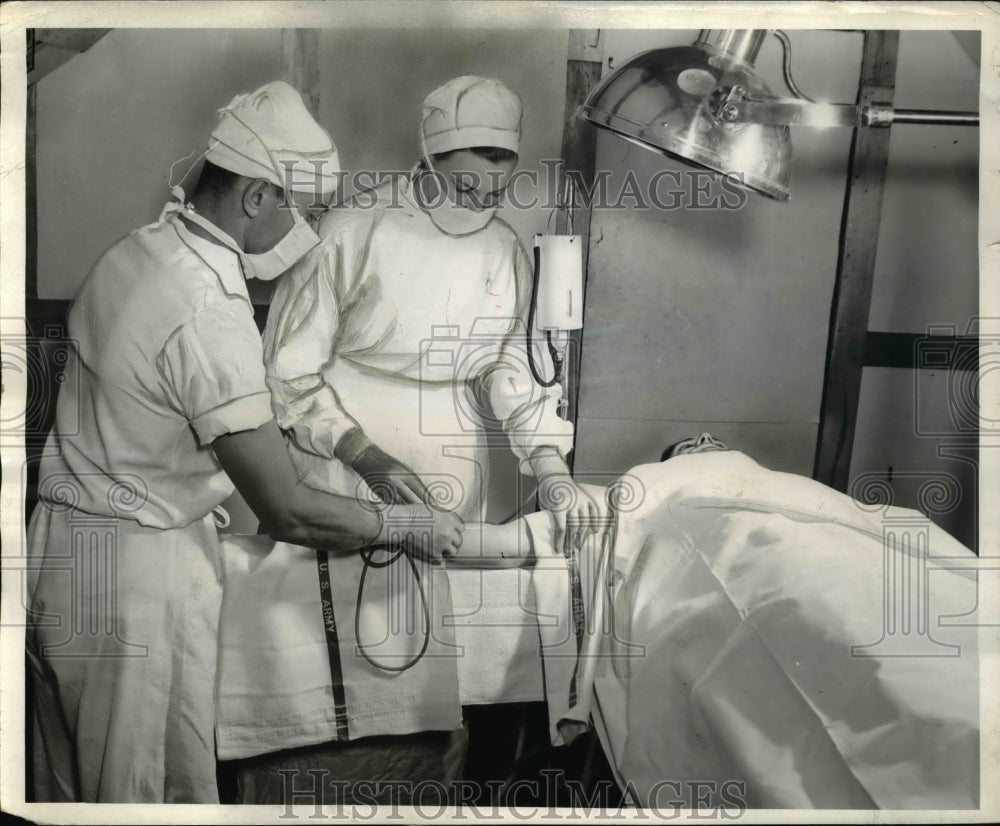 1941 Press Photo Captain Robert Sparkman performing a transfusion