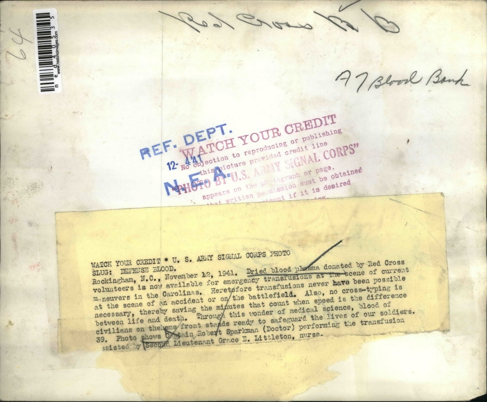 1941 Press Photo Captain Robert Sparkman performing a transfusion