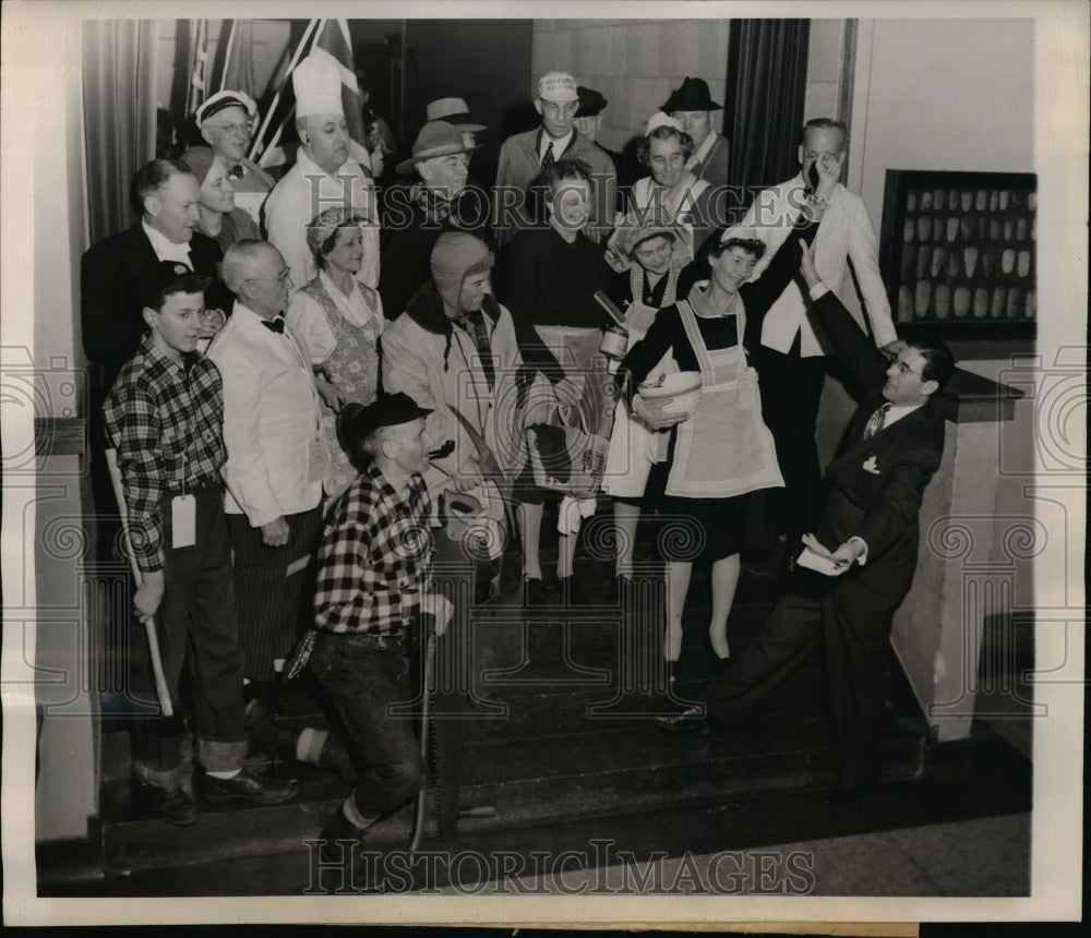 1944 Press Photo Socialites "sold" at Bond Auction