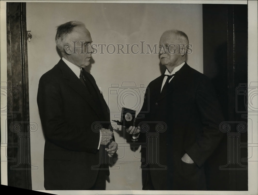1932 Press Photo Dr. Daly receiving award from Effingham Morris