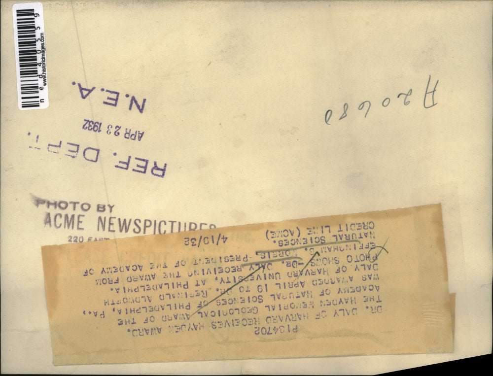 1932 Press Photo Dr. Daly receiving award from Effingham Morris