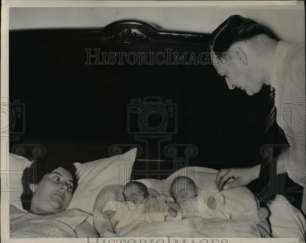 1939 Press Photo Mr. and Mrs. Robert Scherle with William Joseph and John James