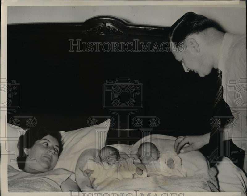 Load image into Gallery viewer, 1939 Press Photo Mr. and Mrs. Robert Scherle with William Joseph and John James
