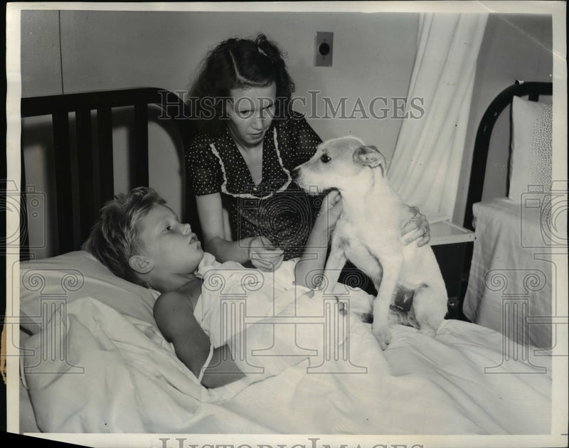 Load image into Gallery viewer, 1939 Press Photo Lee Cramer and his mother Mrs. Hazel French with Butchie
