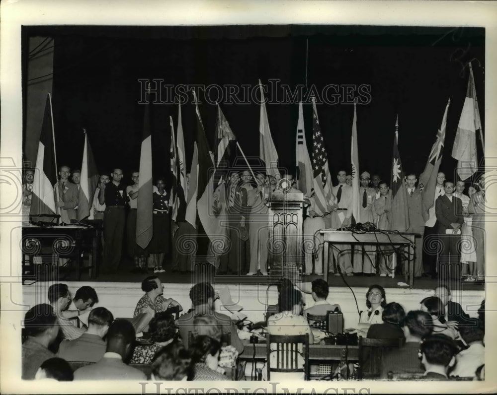 1938 Press Photo Delegates on platform holding flags as Youth Congress closes