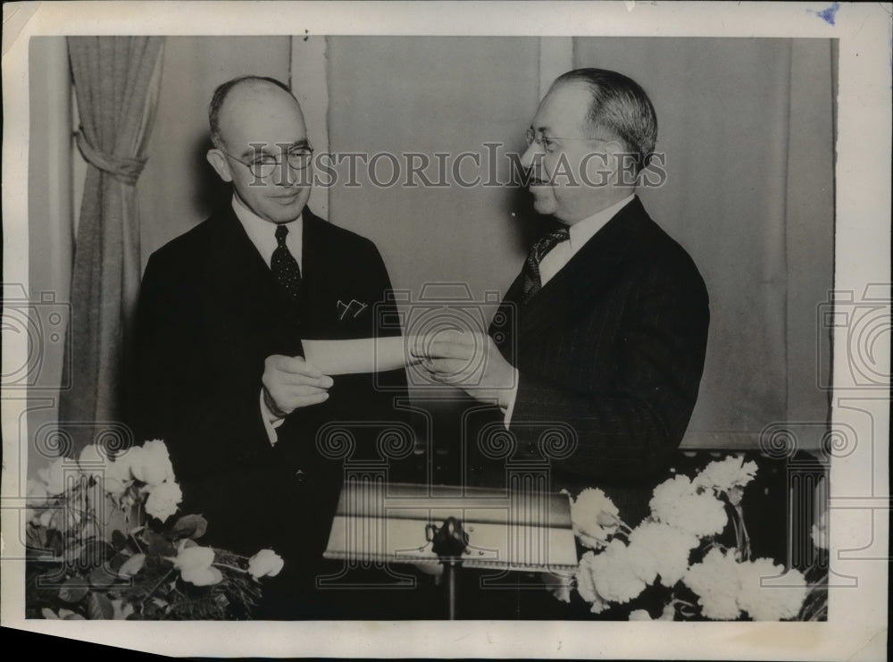 1939 Press Photo Dr. William brandy presented $1,000 to Dr. Edgar Holden