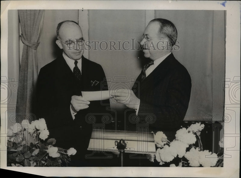 Load image into Gallery viewer, 1939 Press Photo Dr. William brandy presented $1,000 to Dr. Edgar Holden
