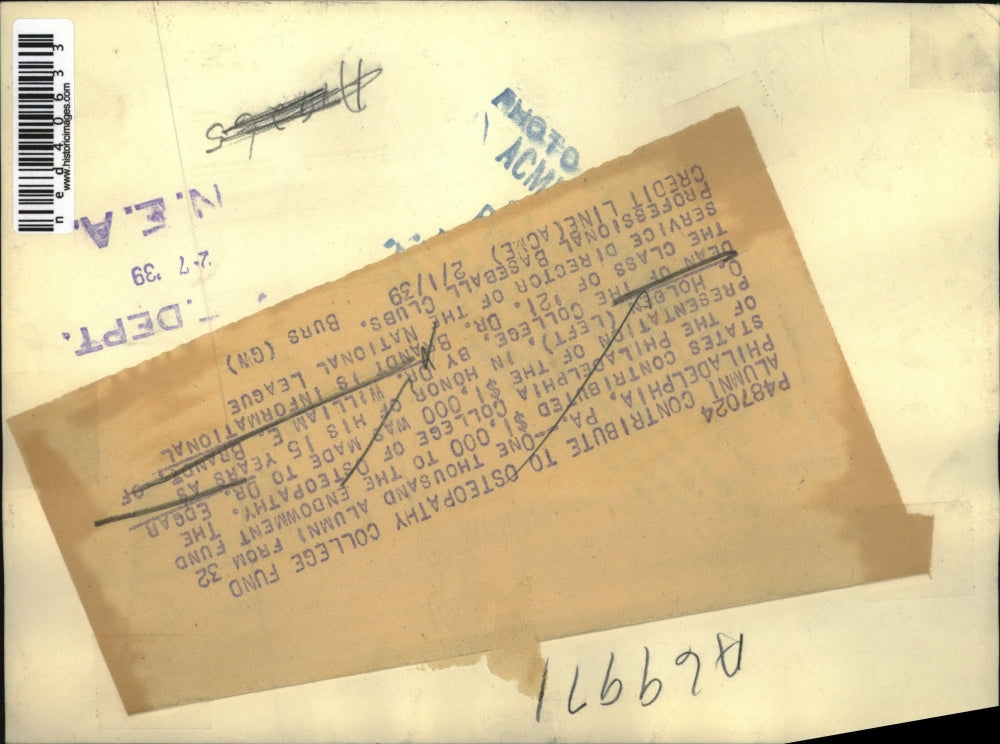 1939 Press Photo Dr. William brandy presented $1,000 to Dr. Edgar Holden