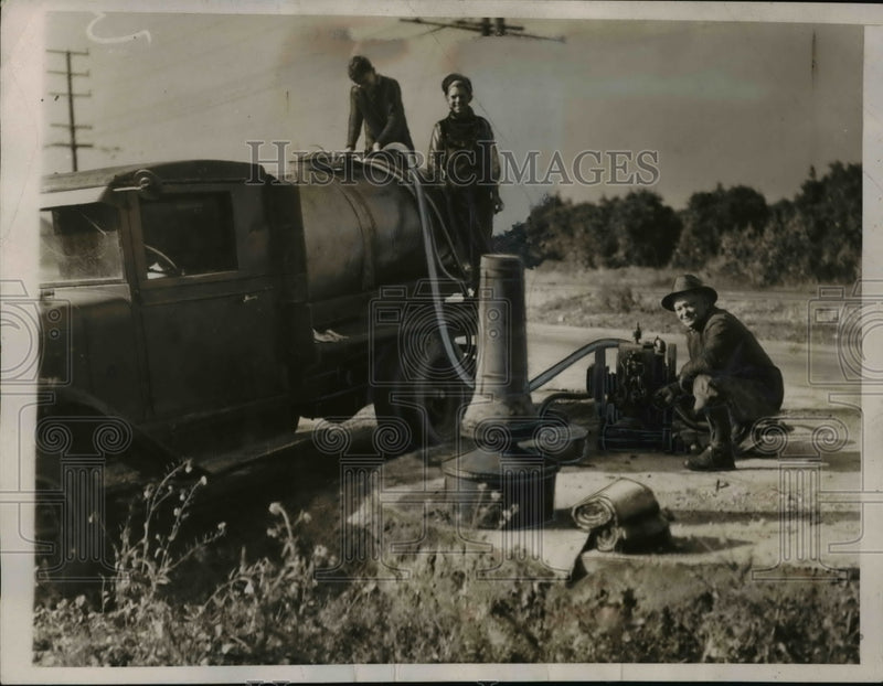 Load image into Gallery viewer, 1937 Press Photo Citrus growers, preparing for the coldest night in 15 years
