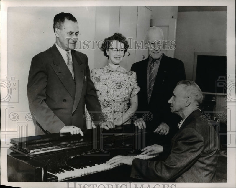 Load image into Gallery viewer, 1958 Press Photo Stanley Carasso, Lena Goodknight, Charles Hintz, and Sam
