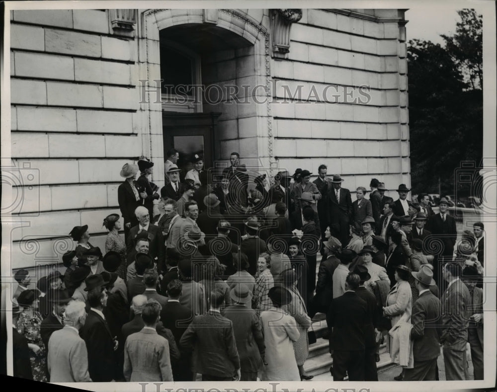 1939 Press Photo Delegates of various organizations at the door of Senate Office