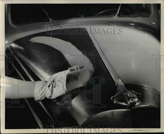 1948 Press Photo Pad o Paint the new long-oil synthetic alkyd enamel developed