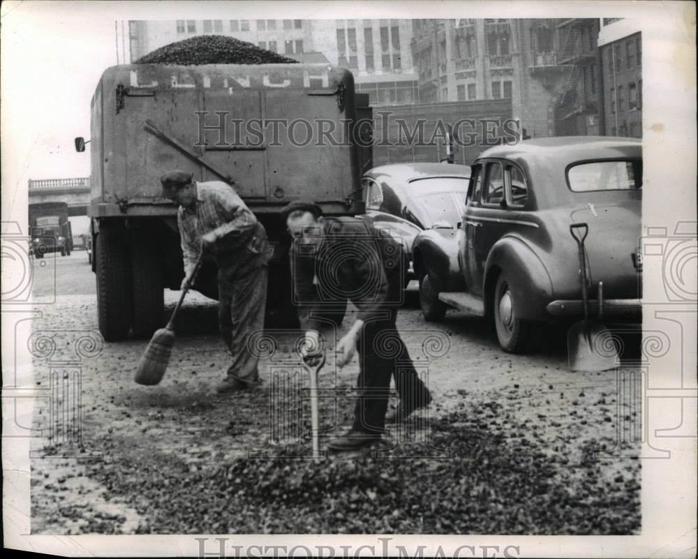 1949 Press Photo Chris Steffer and Jack Larson working at the road of Chicago- Historic Images