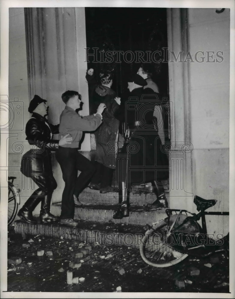 1956 Press Photo Police checking anti-Communists in "Felix Meritis" entrance
