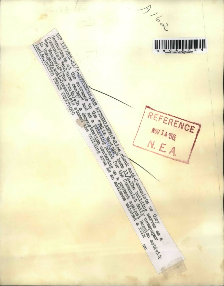 1956 Press Photo Police checking anti-Communists in "Felix Meritis" entrance