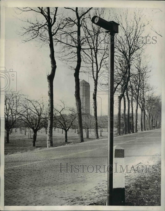 1939 Press Photo Invisible light invention for motor traffic during night raids
