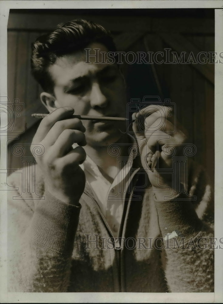 1935 Press Photo In the right hand of Wayne Hunter, is a motor dwarfed by a pea