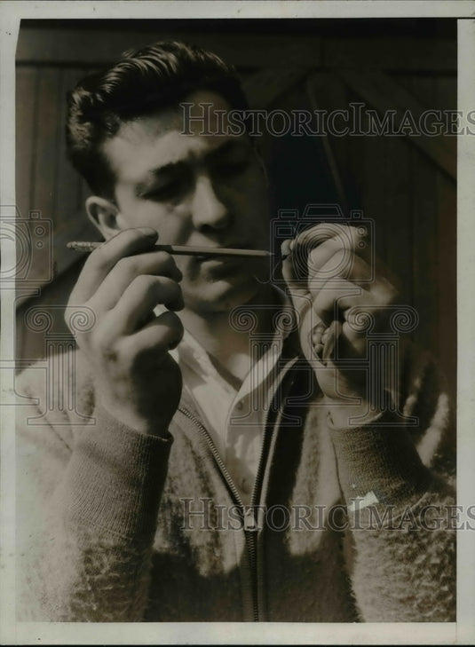 1935 Press Photo In the right hand of Wayne Hunter, is a motor dwarfed by a pea