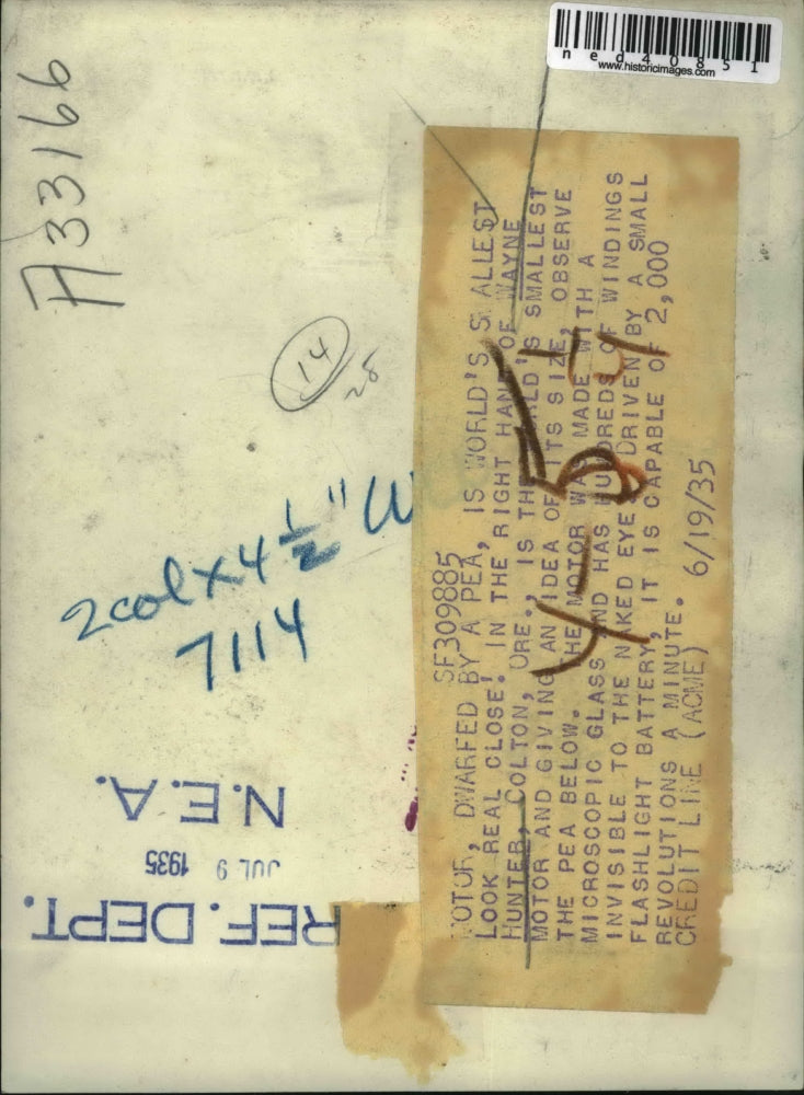 1935 Press Photo In the right hand of Wayne Hunter, is a motor dwarfed by a pea