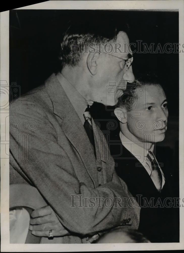 Load image into Gallery viewer, 1939 Press Photo Chicago Moe Anneberg Philadelphia Newspaper publisher shown in
