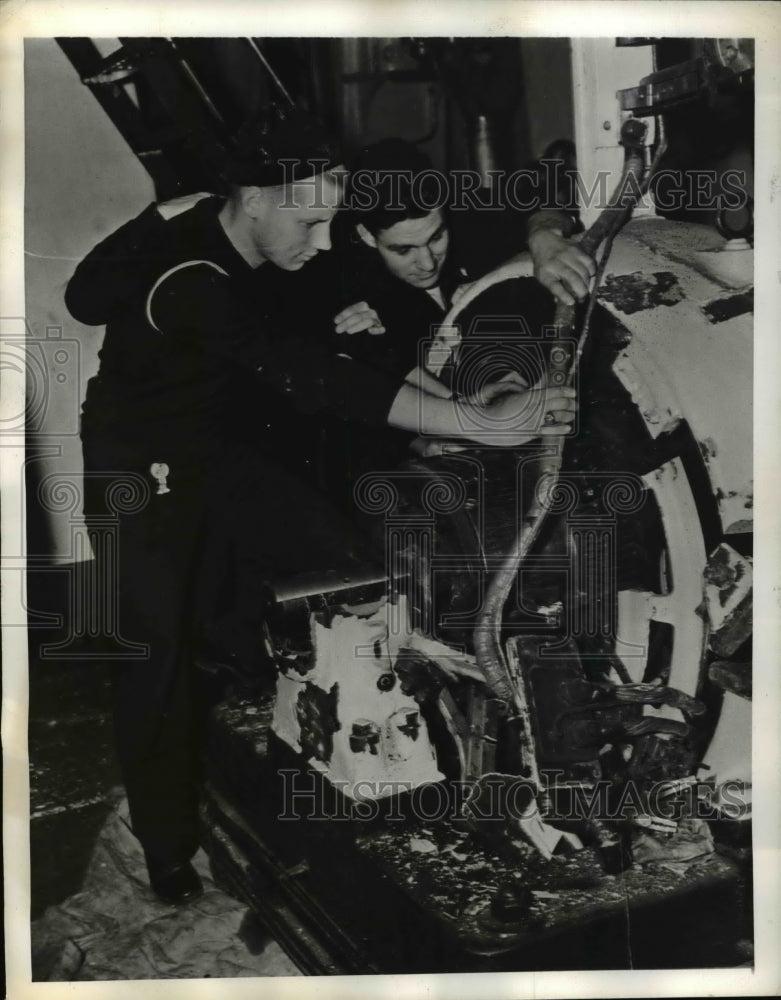 Load image into Gallery viewer, 1941 Press Photo Harry Boyle, Harry Gold Coast Guard Sailors On S.S. Belvedere
