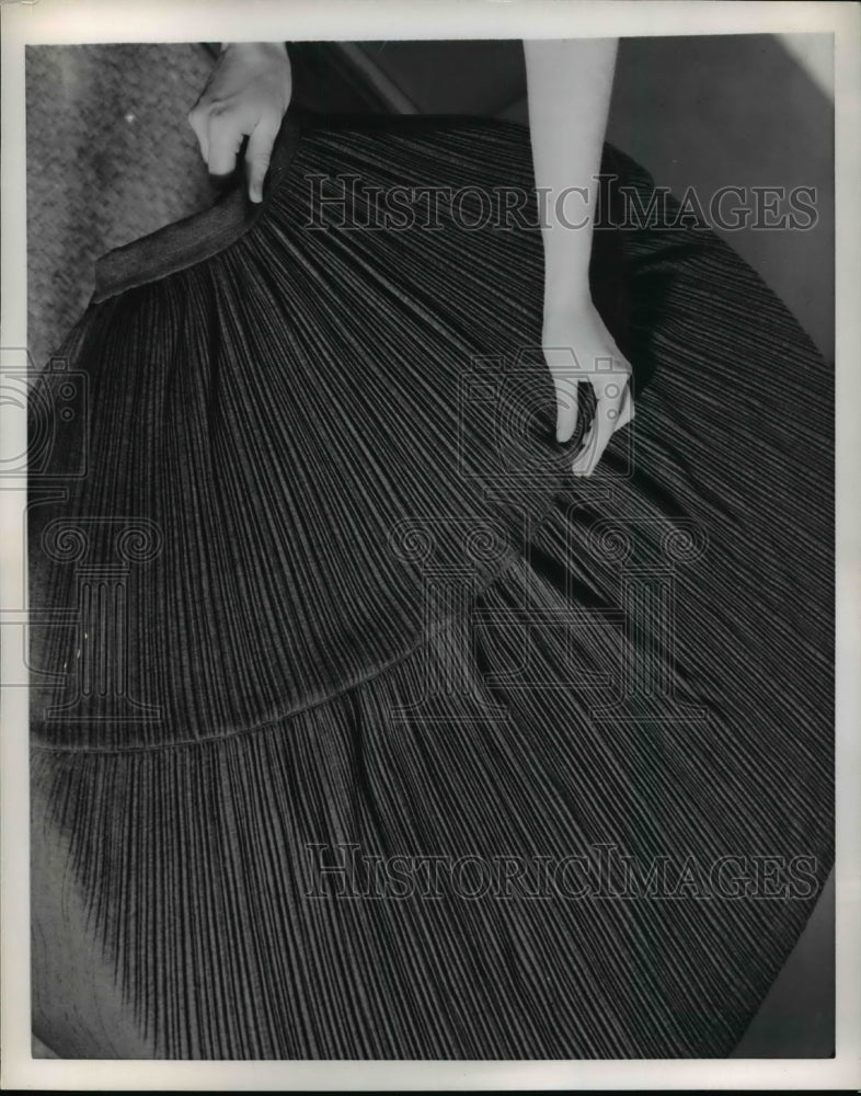 1953 Press Photo Woman Wearing Jersey Skirt