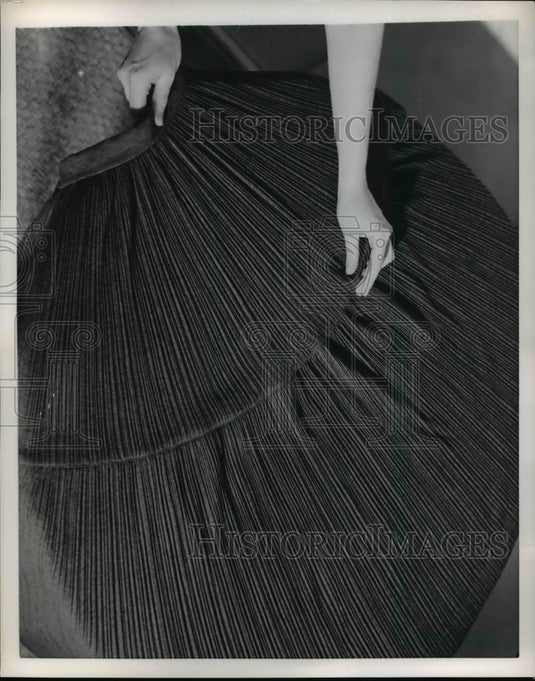 1953 Press Photo Woman Wearing Jersey Skirt