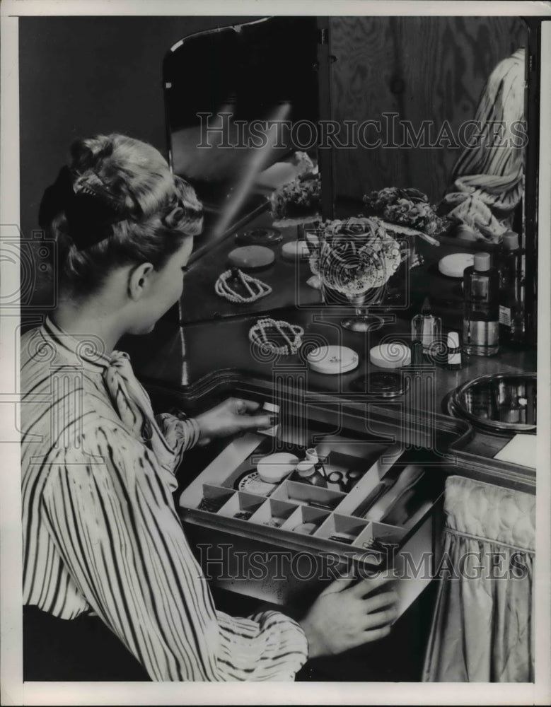 1948 Press Photo Woman at vanity