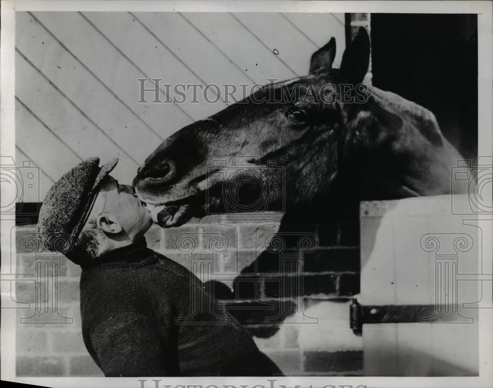 1935 Press Photo Walter's Sweet Kiss