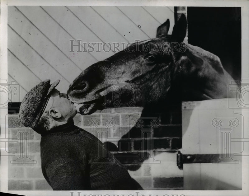 Load image into Gallery viewer, 1935 Press Photo Walter's Sweet Kiss
