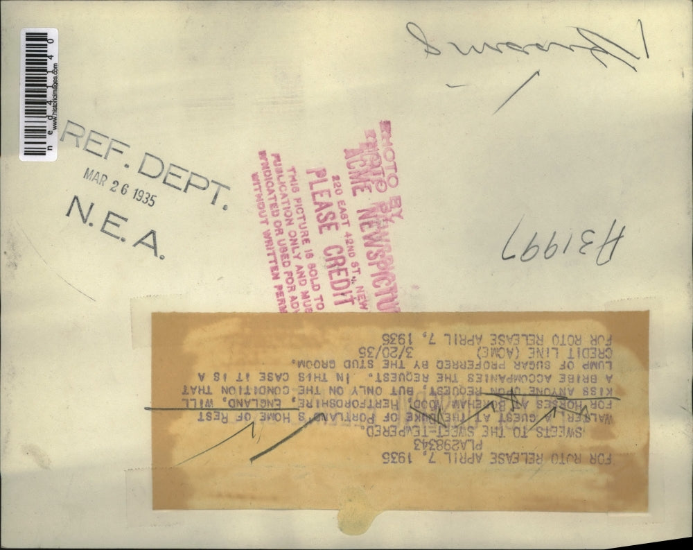 1935 Press Photo Walter's Sweet Kiss