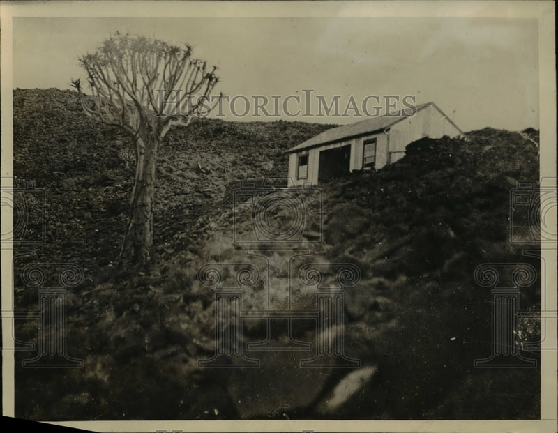 Load image into Gallery viewer, 1930 Press Photo Dr. Abbot's Observer House at Mt. Brukkaros
