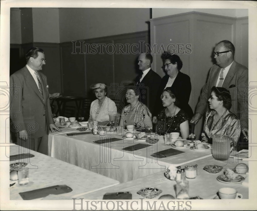 1954 Press Photo Ray C Bliss Ohio Republican Chairman Meets Research Committee