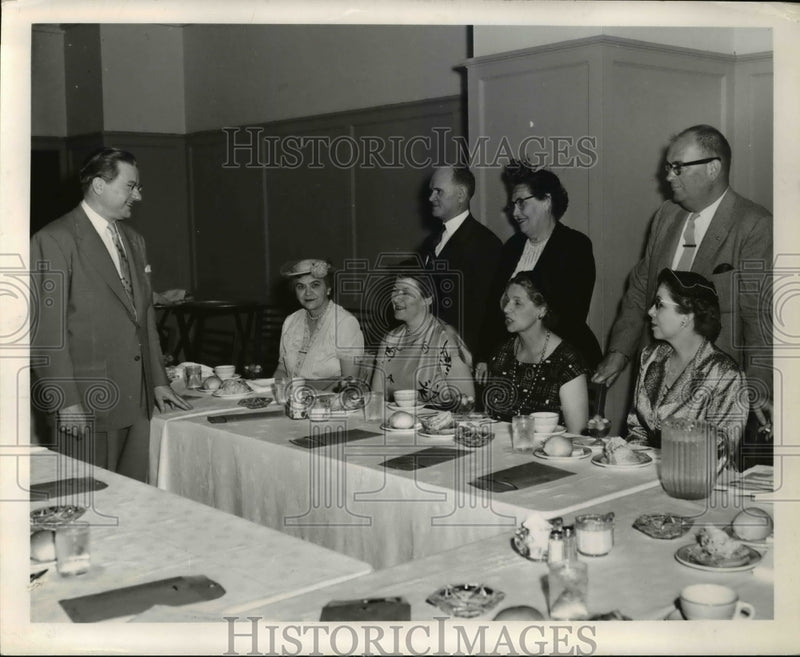 Load image into Gallery viewer, 1954 Press Photo Ray C Bliss Ohio Republican Chairman Meets Research Committee
