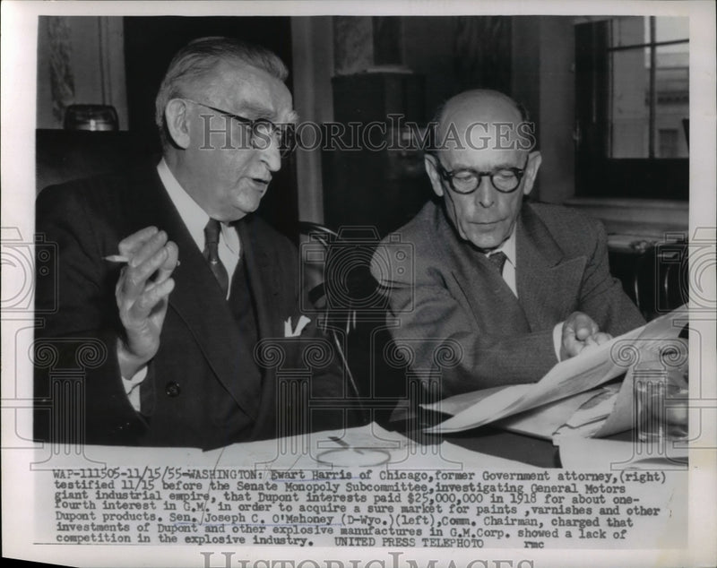 Load image into Gallery viewer, 1955 Press Photo Ewart Harris &amp; Sen. Joseph O'Mahoney on Dupont's Investigation
